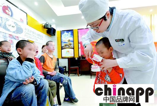 教孩子刷牙“画圈圈” 儿童牙刷挑选详解1