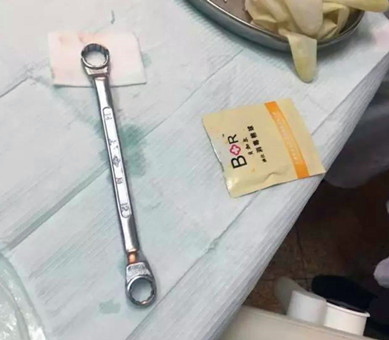 男子下体被扳手套住17小时 最后口腔科医生解了围