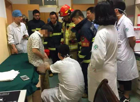 男子下体被扳手套住17小时 最后口腔科医生解了围