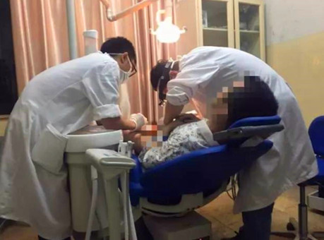男子下体被扳手套住17小时 最后口腔科医生解了围